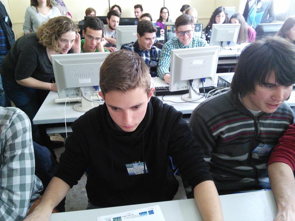 IFICorpuscular's tweet photo. Maximum concentration for the #IntMC of @LHCbExperiment! http://t.co/KHP3Qz8IxM