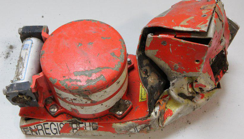 el_pais's tweet photo. Directo | Los investigadores franceses publican la foto de la caja negra de #Germanwings http://t.co/LtGqg9BUqF http://t.co/qiq8A7zAf0