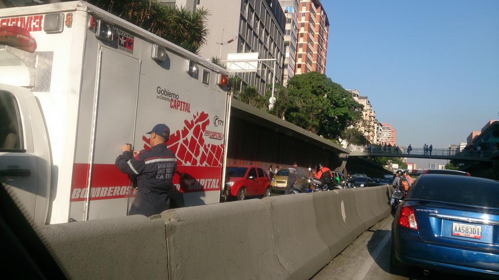 SequeraJc's tweet photo. Motorizado arrollado en av. Libertador http://t.co/V96zlNgxsQ