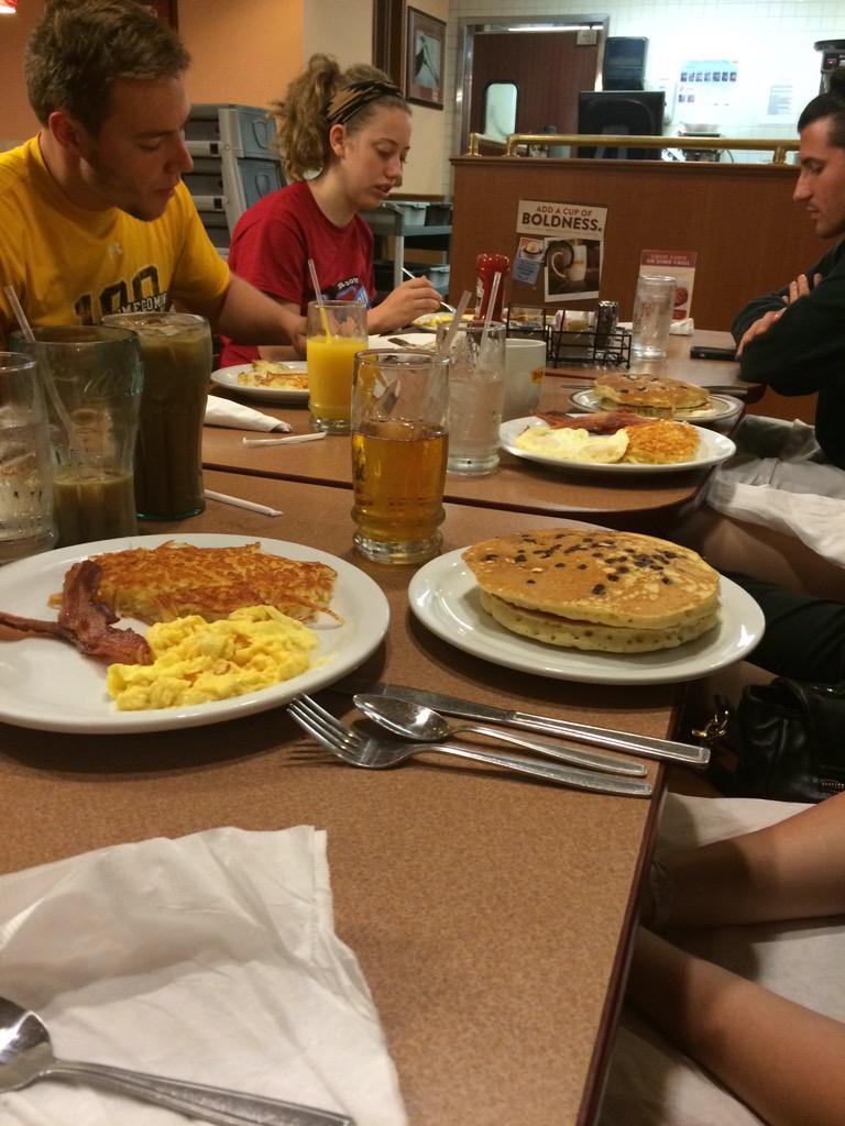 MAB_HTOWN's tweet photo. @MAB_CharlesCrew No need to cook when you get free Denny's! http://t.co/qEVRGbMArJ