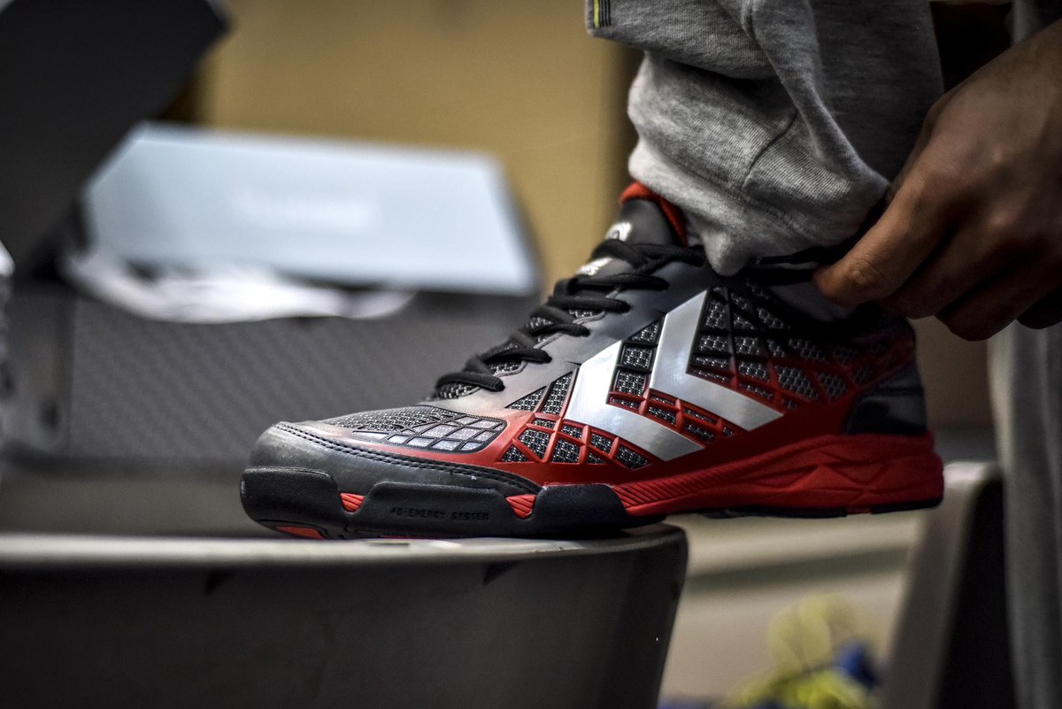 Qiqegar's tweet photo. Un RT para ganar estas zapatillas!! #hummelFireknight http://t.co/jERx9XeEQL
