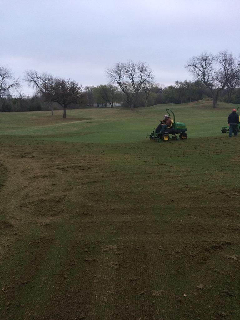 HCGCMaintenance's tweet photo. Getting a good verticut on collars and approaches today! @HawksCreekGolfC http://t.co/I5naxx4xur