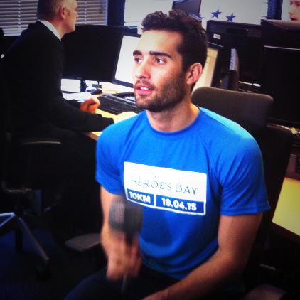 TeamUNICEF_Fr's tweet photo. @martinfkde parle de #UNICEFHeroesDay et arbore les lacets bleus #TeamUNICEF chez @EurosportCom_FR #ParrainEngage http://t.co/ldRdYVhLCi