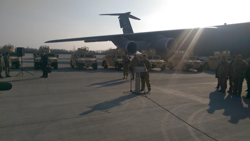 A US Air Force plane with 10 US military Humvees on board landed in Ukraine, with President Petro Poroshenko personally supervising the delivery CA8mUtqUgAANjEU
