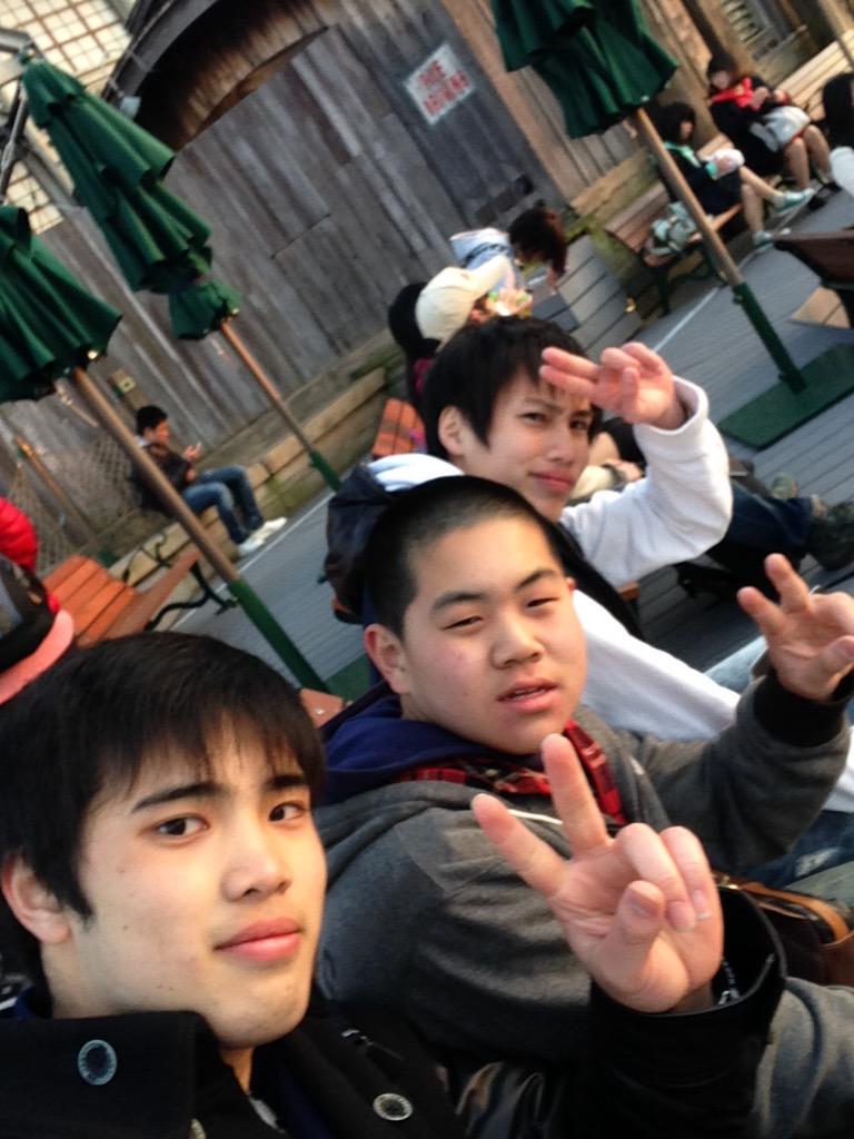 katsutensai's tweet photo. 今日はユニバからの4組の打ち上げいったぜーい👍👍👍👍
んで帰宅笑
ジュラシックパークでやたら濡れたし笑
ハリウッドみんなで乗れてよかったわ😋
6:00集合やったから疲れた😭 http://t.co/N6nK099hjf