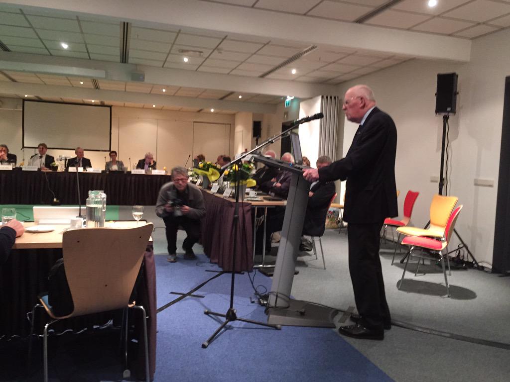 Foeke de Wolff ontvangt Erepenning Wetterskip Fryslan van dijkgraaf Paul van Erkelens.