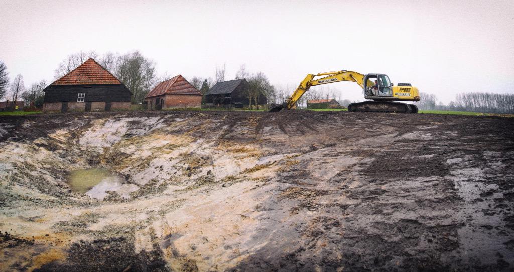 Vandaag is er een poel bij ons gegraven voor #erfvogelproject van @gem_oirschot samen met @Brab_Landschap en anderen.