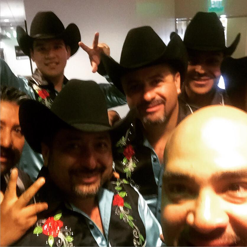 RaulElPelon's tweet photo. Con puro artista @nortenosdeoj y arriba #Ojinaga http://t.co/4e7ilDz5RZ