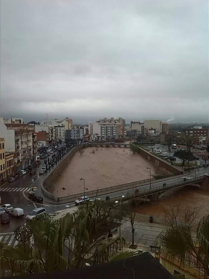 MarkosH15's tweet photo. Burriana (Castellón) la lluvias de los últimos días, Rio Ana @tiempobrasero http://t.co/gMCvgAavEX