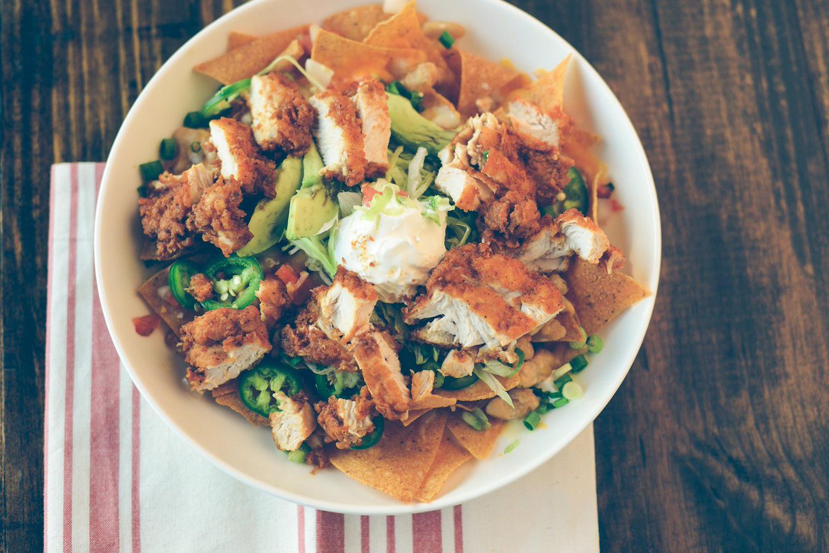 PartyFowlNash's tweet image. Too good not to eat on a day like this! #hotchickennachos #humpdayhelp
