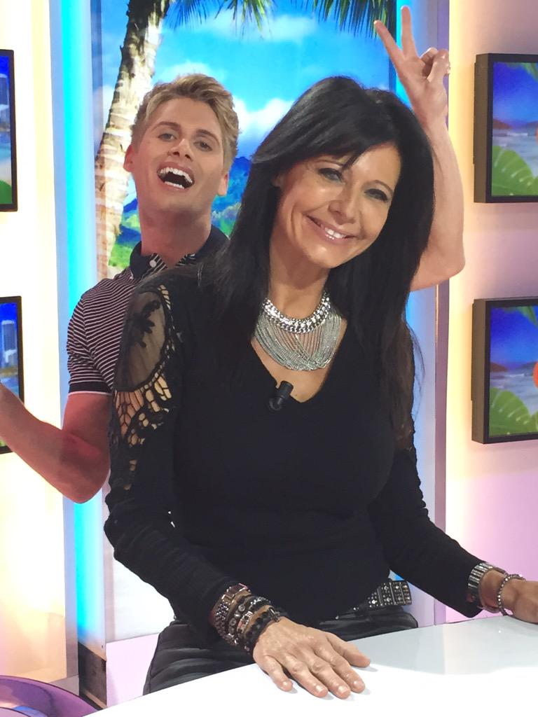 Mdelormeau's tweet photo. Et c est parti pour #LeMag avec @OffNathalieSS8 #LesAnges7 @benoitbdb http://t.co/1cKWDge1mK