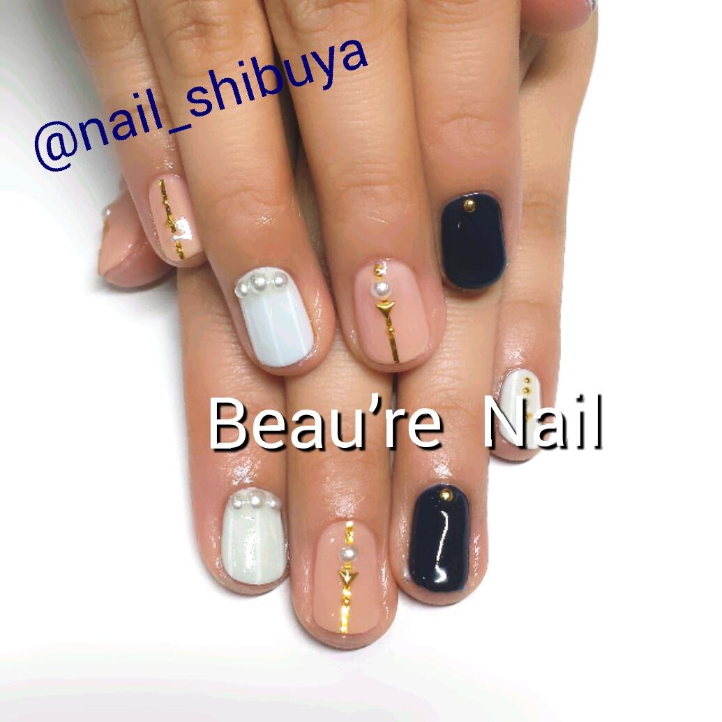 渋谷beau Re Nail A様のジェルネイルです 元々のお爪が縦幅があるので縦ラインが強調されて爪長効果かまあります W ネイビーが１本あるのでアクセントにもなりデザインが締まって見えますよ A様貴重なお時間を頂きありがとうございました O