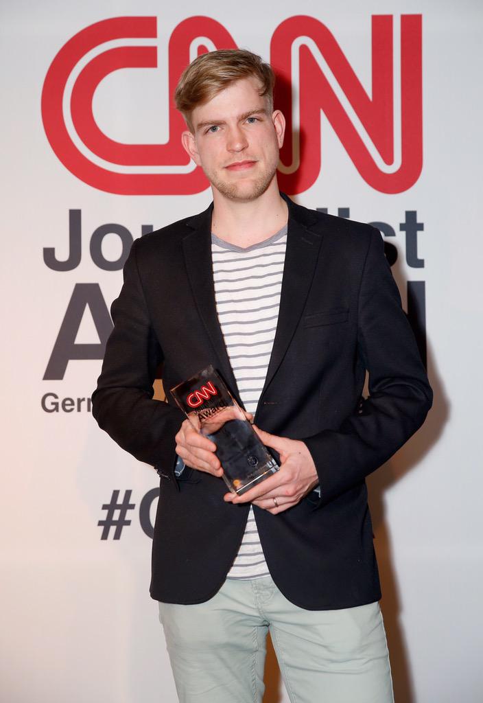 CNNJA's tweet photo. Toll, dass wir gestern den #CNNJA 2015 in der Kategorie TV @LukasAugustin übergeben durften http://t.co/zUmgQwuSMq http://t.co/wkCoPfyyeB