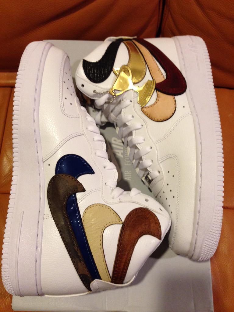 PhatboyNYC's tweet image. John Geiger Misplaced Checks AF1 in size 11 (#16/25) RT @NikeLawd @ANT_NYC1 @thesolefather @DirtysoleNYC @Shop_Swoosh