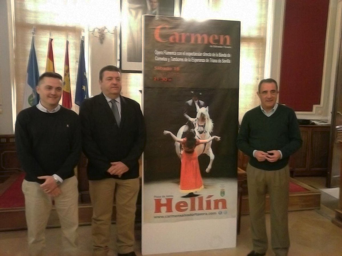 Carmen de S.Távora el 16 de Mayo en la Plaza de Toros de #Hellín #Albacete. Esta mañana firma y fotos con el cartel