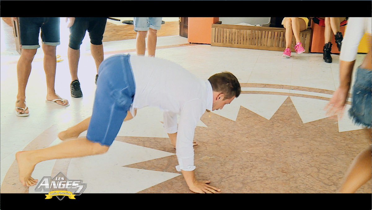 LesAngesTV's tweet photo. #Micha a essayé ! :P #LesAnges7 #BattleDesAnges http://t.co/bD9i8TViRv