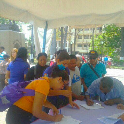 FamiliaNirvia's tweet photo. Hoy punto morado en la Plaza .Bolivar empoderando a las feminas d l Gran Bna.d las leyes q nos protegen. Bna. Renace http://t.co/ZsivXWzNQP