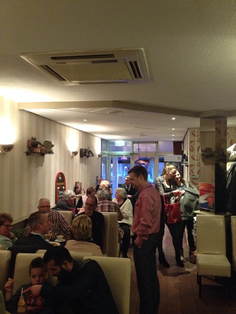 Volle bak in <a href="/InDeVolksmond/">Het Nederlandse Volk</a> voor de prijsuitreiking winkel(ier) van het jaar. Spanning stijgt!