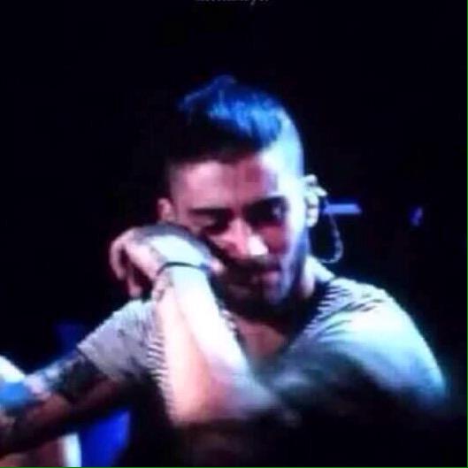 theldeth's tweet photo. This was Zayn at his last concert 😞💔 http://t.co/WYX96gEzpq