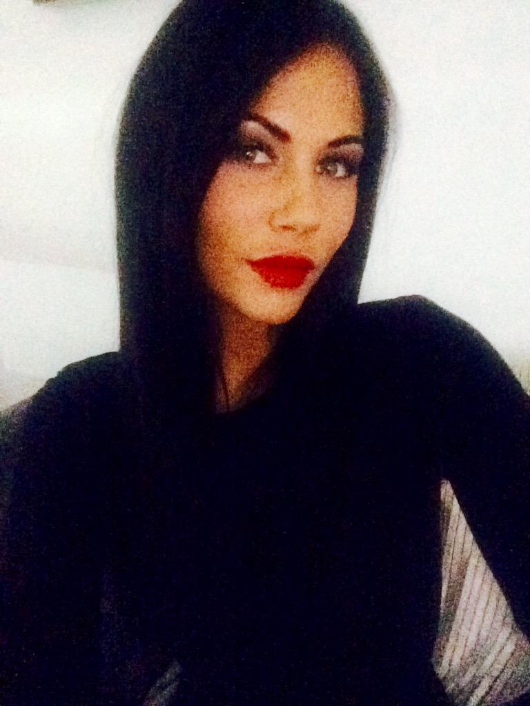Fayemary1's tweet photo. Red day is the best day ❤️ http://t.co/zmFpsQcYI4