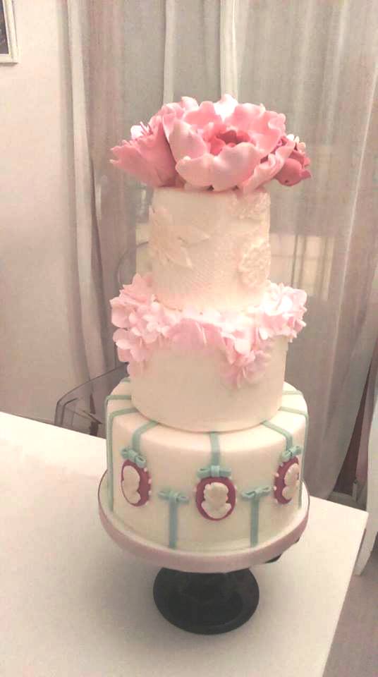 TH_Chocolate's tweet image. Menuda tarta elegante y vistosa la que hicieron nuestros compañeros de Tophouse Chocolate Jaén!!