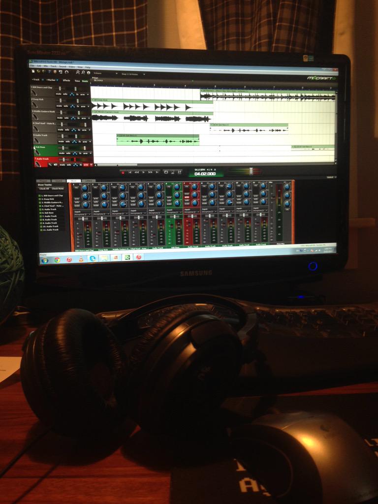 The_OG_Ryan's tweet photo. Grindin' in the studio #SpittinRhymes "#DoingWork http://t.co/0o6SR4S231