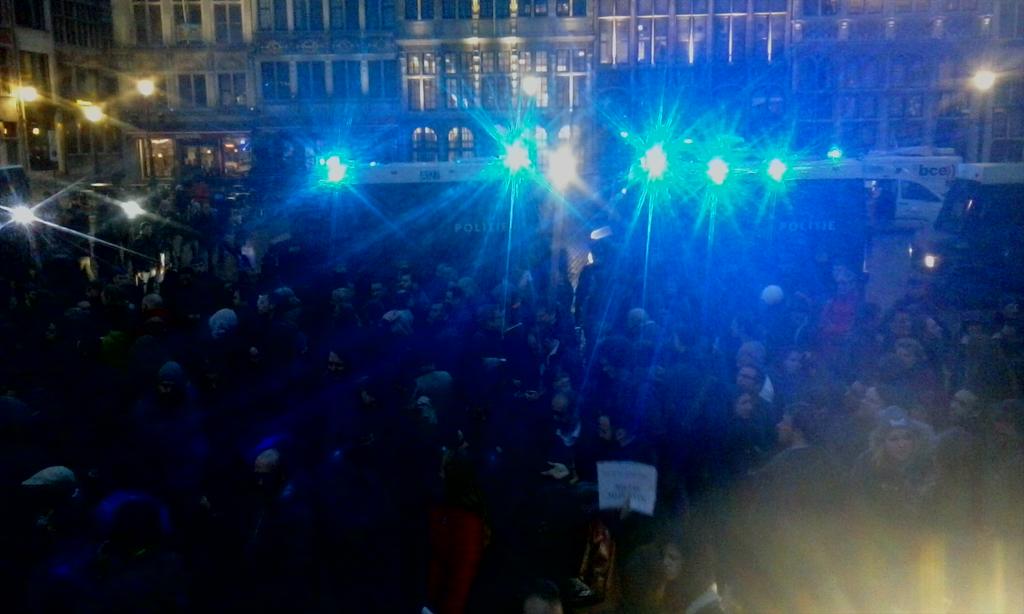 JonasRoosens's tweet image. En daar zit je dan, aan brabo zijn voeten... #antwerpen