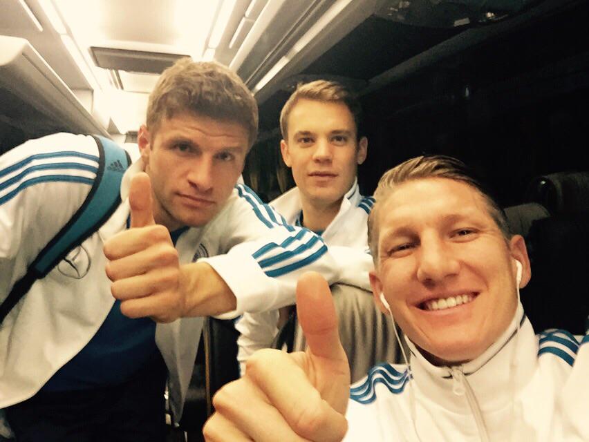 Auf geht's Jungs.gleich geht's los #GERAUS #dfbteam <a href="/BSchweinsteiger/">Bastian Schweinsteiger</a> <a href="/esmuellert_/">Thomas Müller</a>