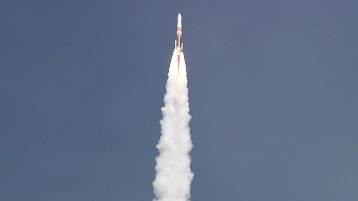 SpaceflightNow's tweet photo. The Delta 4 rocket roars away from Cape Canaveral with the GPS 2F-9 navigation satellite. http://t.co/2ruyohV7it