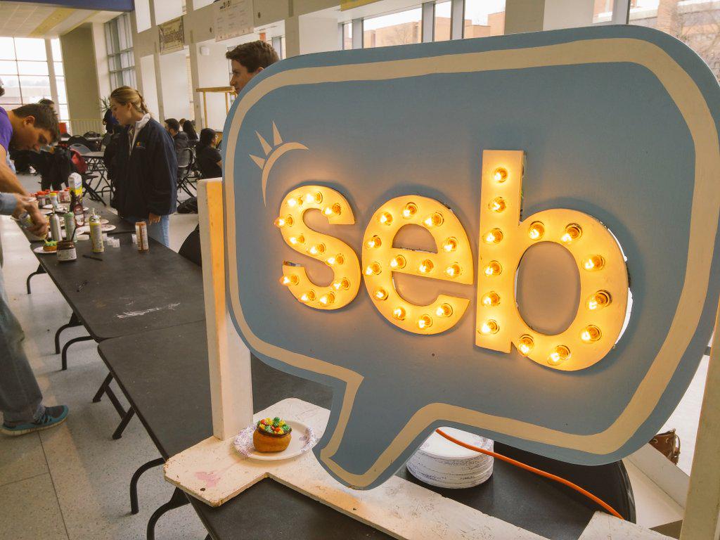 UMBCEvents's tweet image. #UMBC tip: if you want to go to a free food SEB event get there early! All donuts have now been decorated.