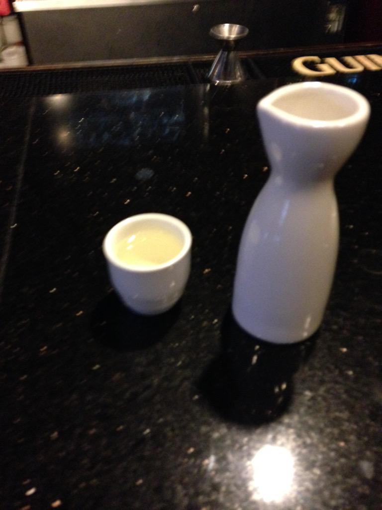 zi_ctr's tweet image. Hot sake &amp;amp; Sushi anyone.