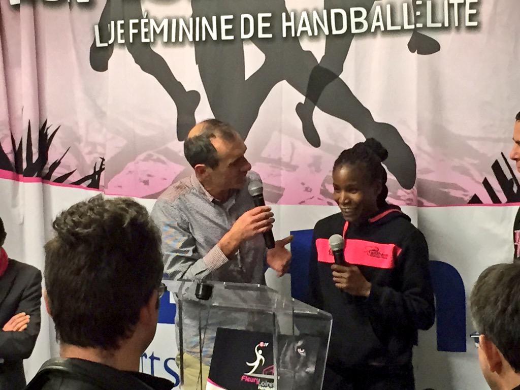 BeInAlex's tweet photo. #Handball : Élue joueuse du match ce soir lors de la victoire 19-28 du @FleuryLoiretHB @Maakan11 avec 5 buts 

#CWC http://t.co/UJ9AeixSDt