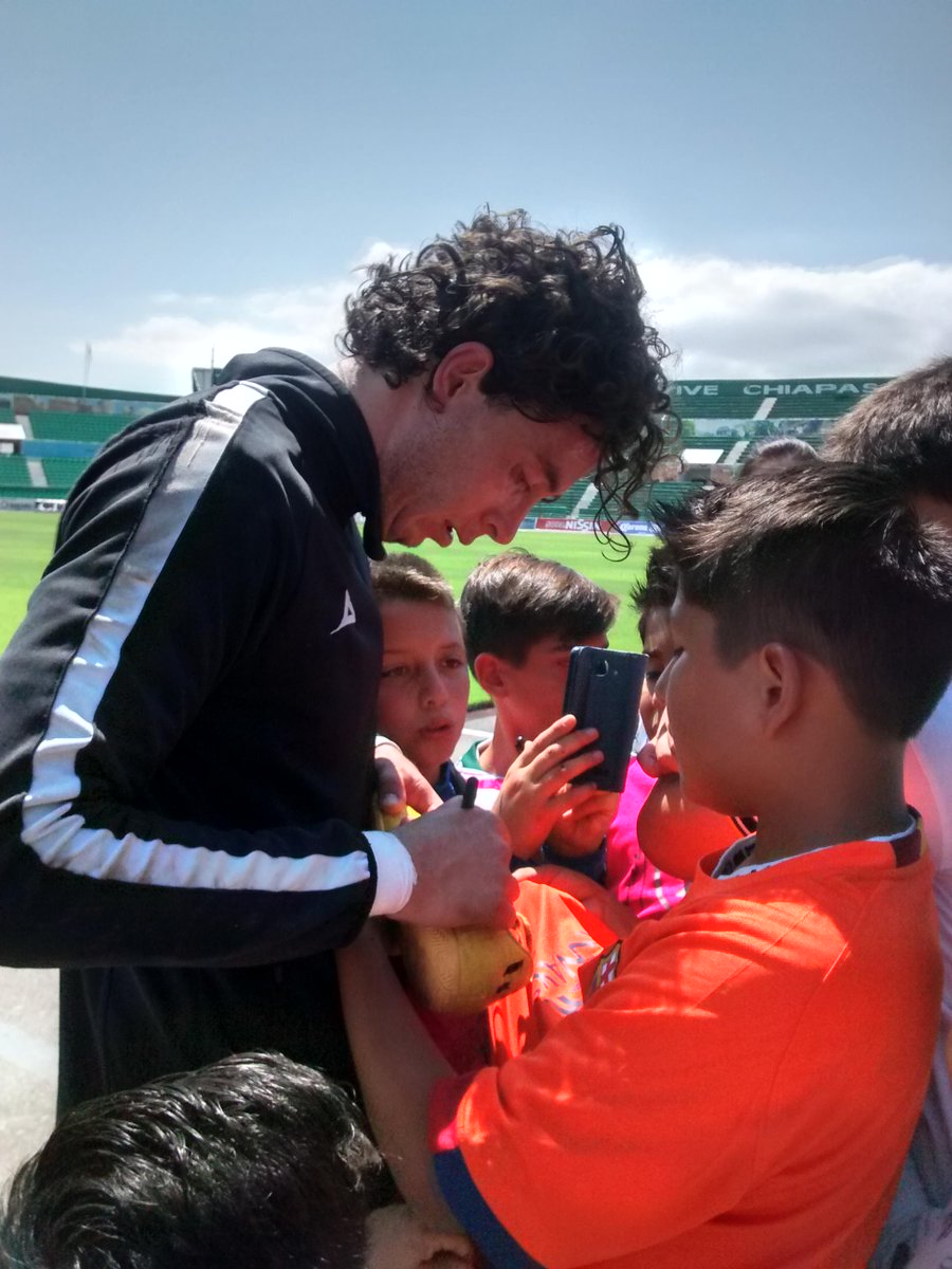 ReCreativas's tweet photo. Somos fans de Oscar Jiménez que rifó sus tacos a los niños del primer intercolegial de futbol "Haz_Más" http://t.co/tpSyt78feQ