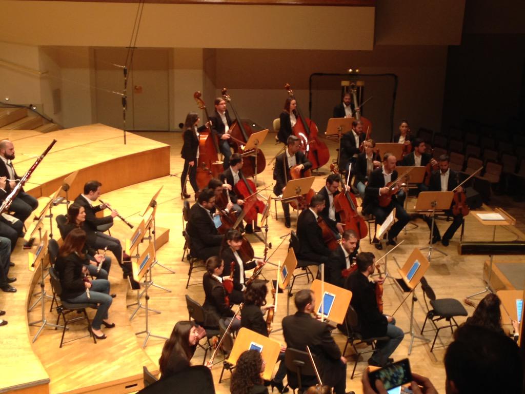 taniaproduct's tweet photo. Partituras en tablets y los uniformes son los jeans. Impresionante #ConcertInJeans con la @OficialHSO http://t.co/KFSiECpEVj