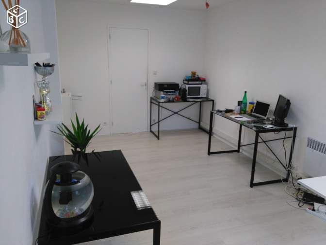 leboncoin.fr/bureaux_commer… un bureau à 295€TTC sur Anglet, ça ne se loupe pas ;)