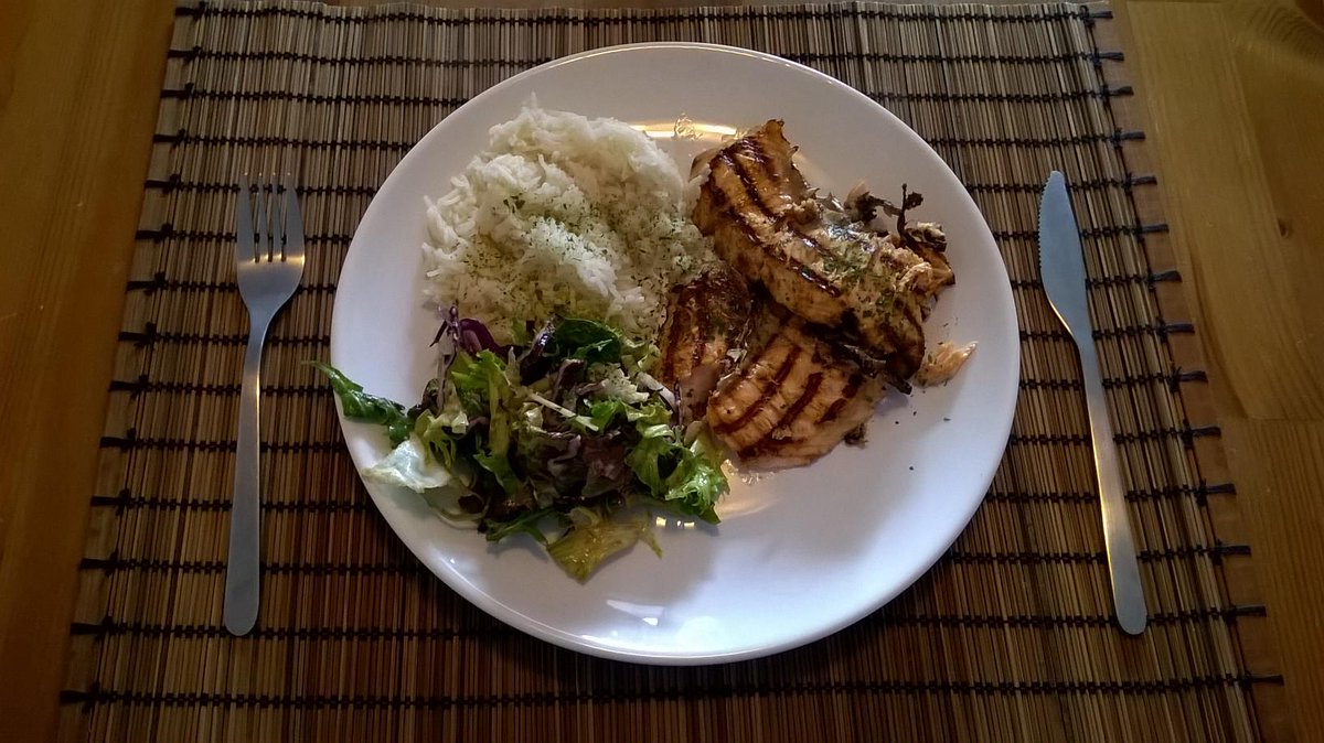 ElBistrodeMarco's tweet photo. Pescado&Arroz #byMarco
Escalopas de #salmon a la plancha con ensalada y la fragancia del #basmati
Uuuuummmmmmmm http://t.co/NVwZKd6XWV