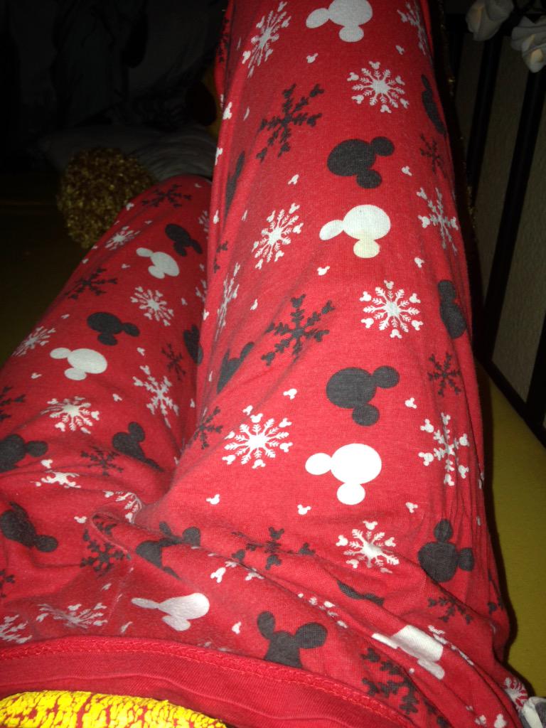 Stephi_yolo's tweet photo. Leute die mich mit meinen Macken nehmen und sogar mit meinen cuten Micki Maus Pyjama sind echte freunde🎀 http://t.co/B3ShZds7fO