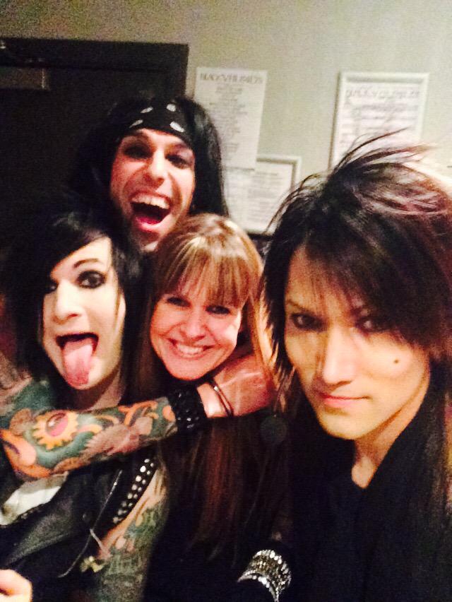 annamazz's tweet photo. Pre-show with @JinxxBVB @ccbvb @AshleyPurdy 🎉🎉🎉 http://t.co/siYIjWcDiO