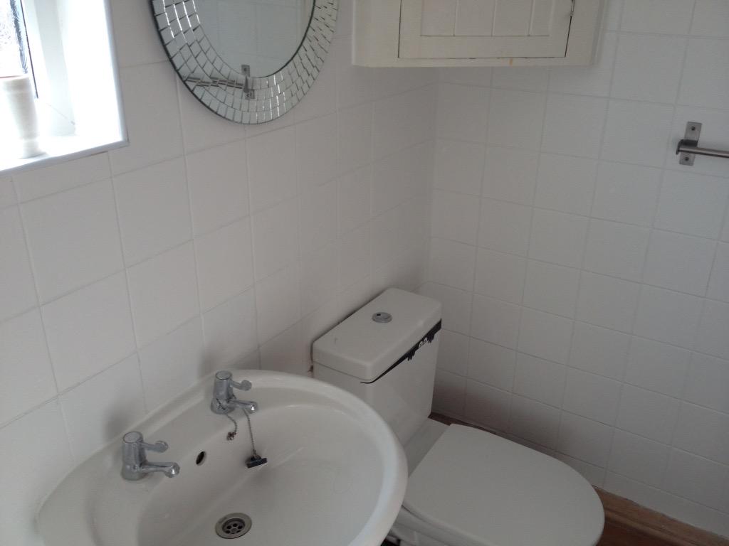 jamierolt's tweet photo. Re-grout bathroom in Walthamstow http://t.co/2MSNv7KjeM