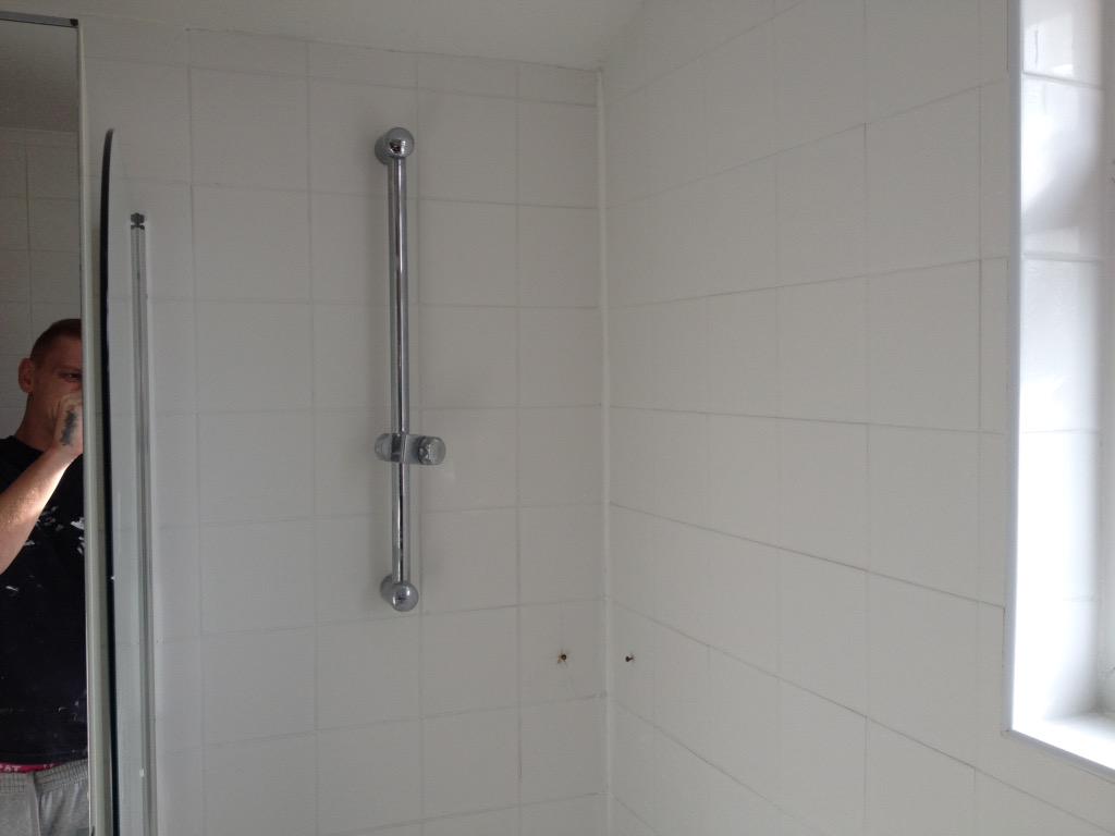 jamierolt's tweet photo. Re-grout bathroom in Walthamstow http://t.co/2MSNv7KjeM