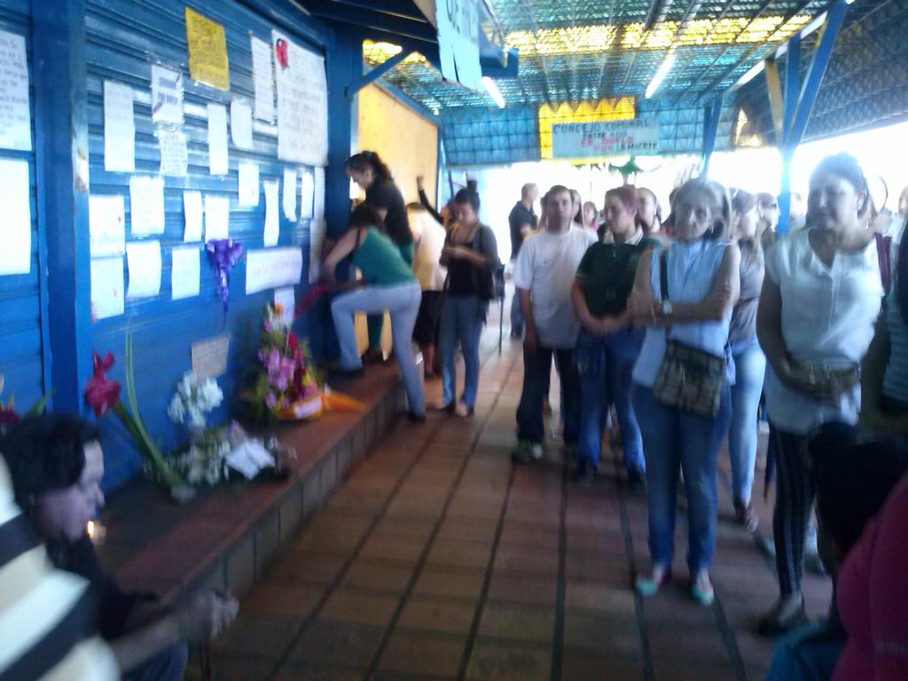 1retrovisor's tweet photo. reporta @InformacionPZO http://t.co/CLlBv2XC6F Gran numero de personas se concentran a las afuera de loncheria  Monyca.  donde #Mon.