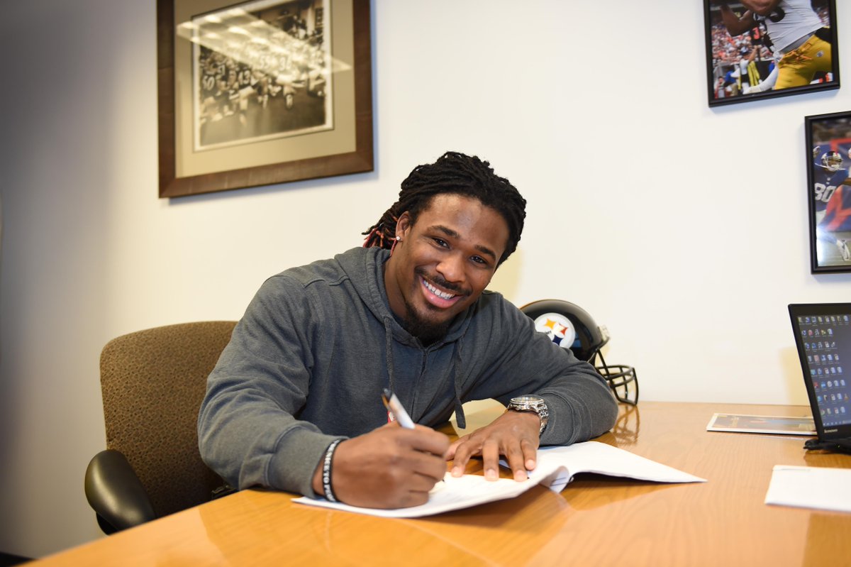 A veteran w/lots of gas left in the tank lol RT <a href="/steelers/">Pittsburgh Steelers</a>: We have signed veteran RB <a href="/DeAngeloRB/">DeAngelo Williams</a> to a 2-year contract