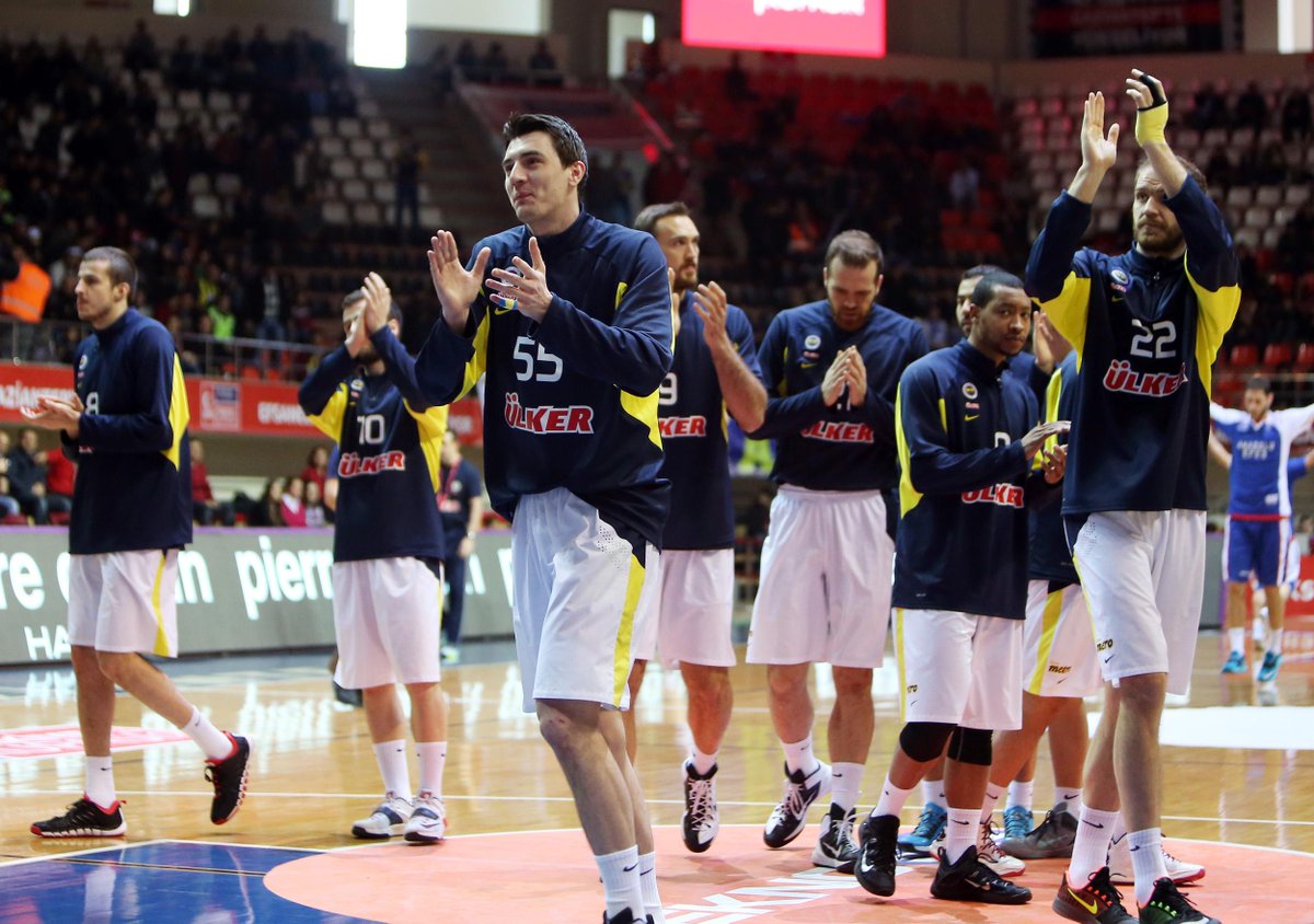Fenerbahce's tweet photo. Fenerbahçemiz Yunanistan’dan lider olarak dönüyor. Tebrikler #FenerbahçeÜlker! http://t.co/jIDMpBb2Yj