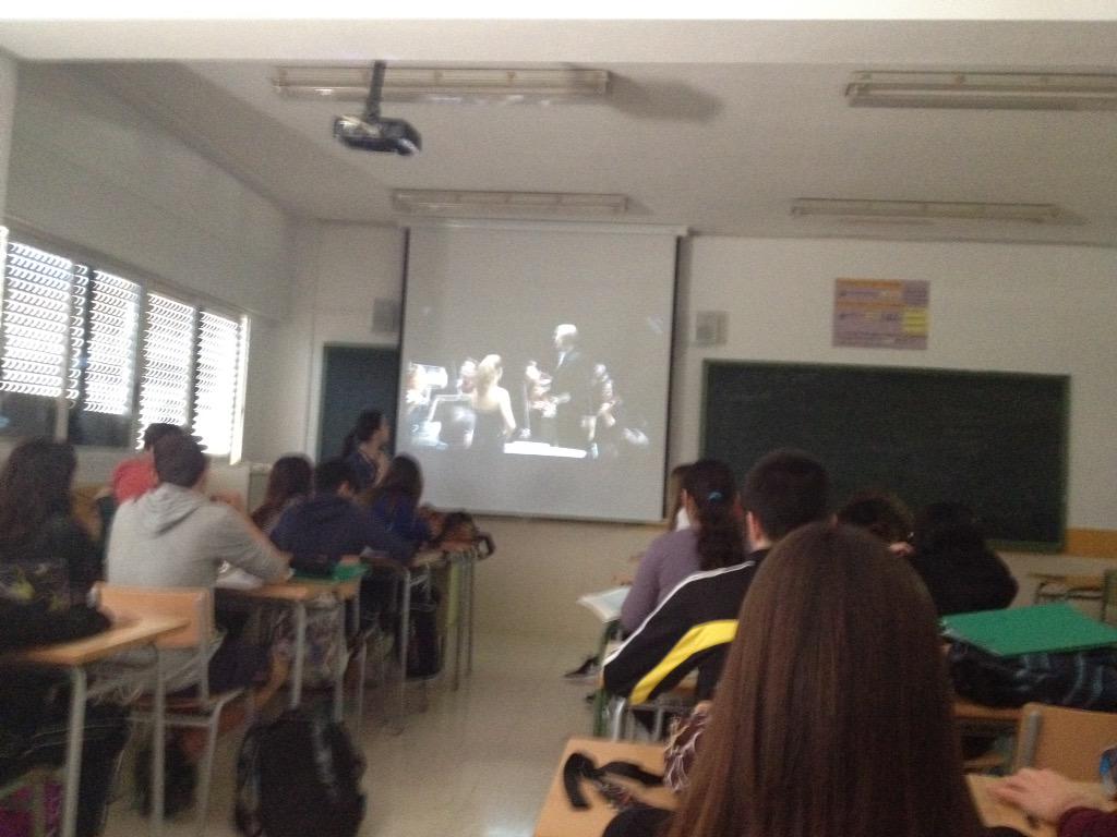PacoGlez34's tweet photo. Tutoría 1BX.Altaia-Altea.Angi:¿Qué proporcionan los estudios musicales? Nos emocionan los violines de Julia Fisher... http://t.co/DeV1L3zfDQ