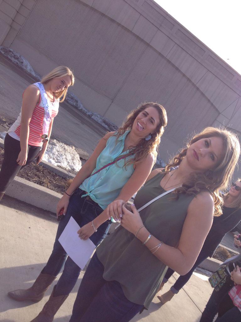 KimberlySalwey's tweet photo. Hi Sam Hunt! #WaitingforSam http://t.co/WQ4zKtgUBt