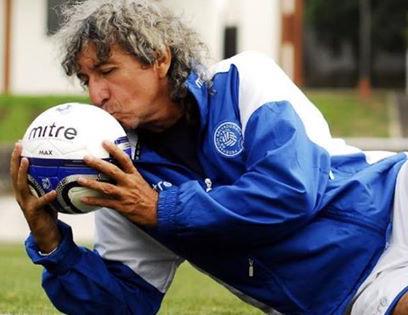 2010MisterChip's tweet photo. Feliz cumpleaños a uno de los más grandes de todos los tiempos. El tiempo pasa. El amor por el balón se queda. http://t.co/ftnGxvlGul