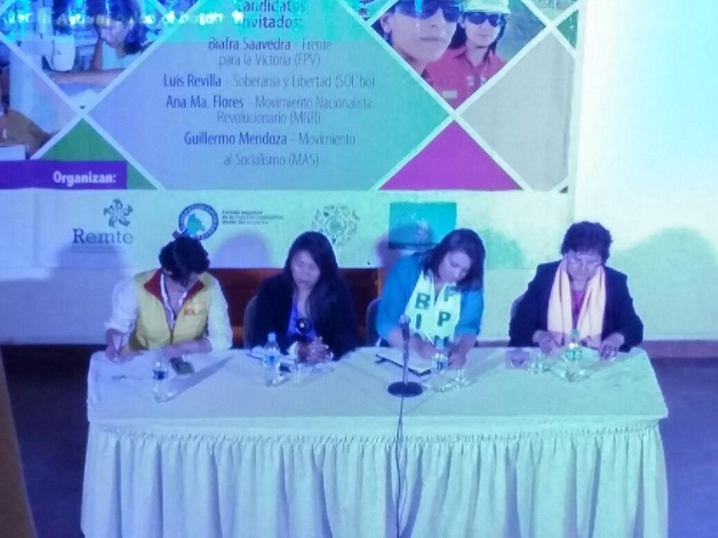 PedroSuszK's tweet photo. "@roxanAliagA: La ex ministra de defensa, #CeciliaChacon, explica el #Plan24/7 en el foro "De frente a las mujeres" http://t.co/7LxXpsEole"