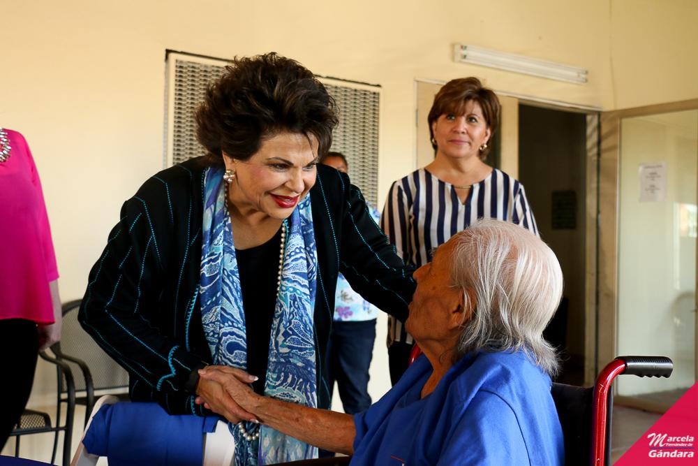 MarcelaFdeG's tweet photo. Hoy visité a los abuelitos de #CasaHogarMadreAmable #LasMujeresProponemos con @JavierGandaraM http://t.co/3gBUD1cdXu http://t.co/m7RGm9O8LS
