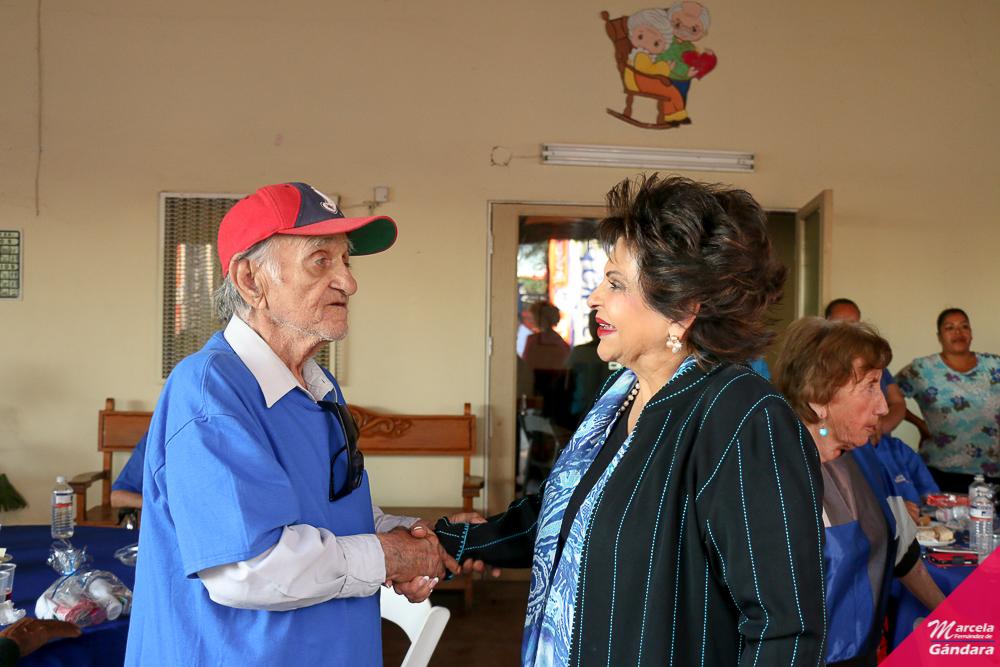 MarcelaFdeG's tweet photo. Hoy visité a los abuelitos de #CasaHogarMadreAmable #LasMujeresProponemos con @JavierGandaraM http://t.co/3gBUD1cdXu http://t.co/m7RGm9O8LS