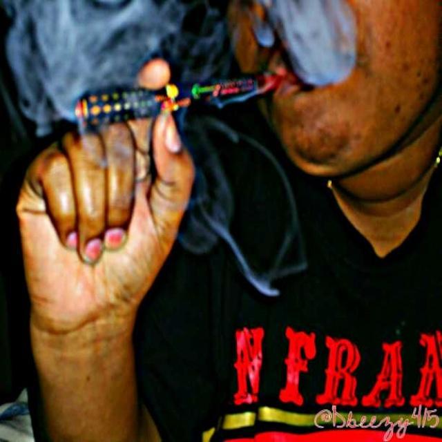 DBEEZY415's tweet photo. 😎💨💨 #FantasiaHookah #WildMango #Hookah #EHookah #HookahPen #ElectronicHookah #PassMeTheHookah @FantasiaHookah1 http://t.co/mTVkhAcr7T